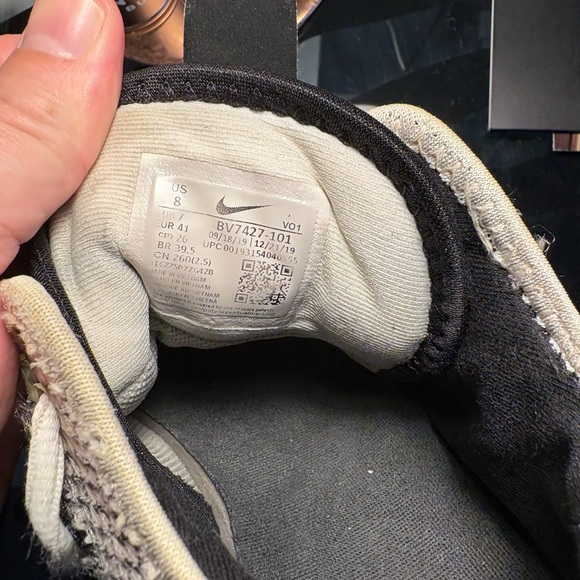 LeBron James Witness IV White and Black - Picture 9 of 9